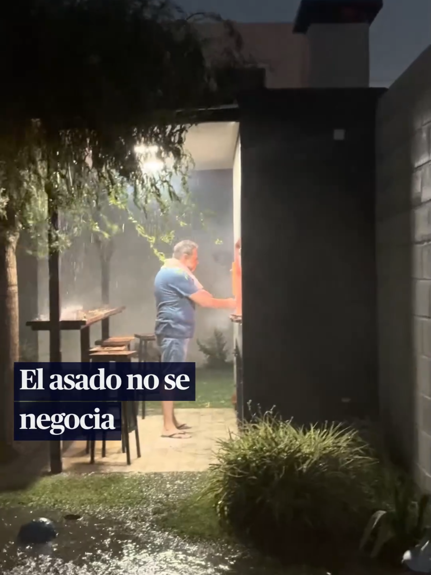 😂​ NO SE SUSPENDE POR LLUVIA 😂 ​ 🤳🏼 Una usuaria de TikTok subió el momento en que un asado a pesar del clima no renuncia al menú: el asado. Decide hacerlo a pesar de los inconvenientes temporales. Quien filmó el momento comentó junto al video 