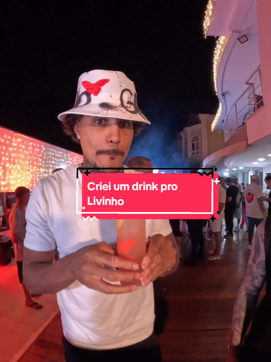 Hoje foi dia de receber no bar o MC Livinho e o MC Daniel, que estão lançando juntos a marca de bebidas @beba.goly, com dois licores incríveis. 🍹✨ Para o Livinho, preparei um drink com o licor de melancia da Goly, que ficou simplesmente sensacional! 🍉✨ Ele adorou o resultado e foi um prazer fazer parte desse momento especial. 🙌 #bartender #drink #pov #cocktail #bartenderlife #BebaGoly #LicorDeMelancia #Mixologia #ExplorandoSabores #MCsNoBar