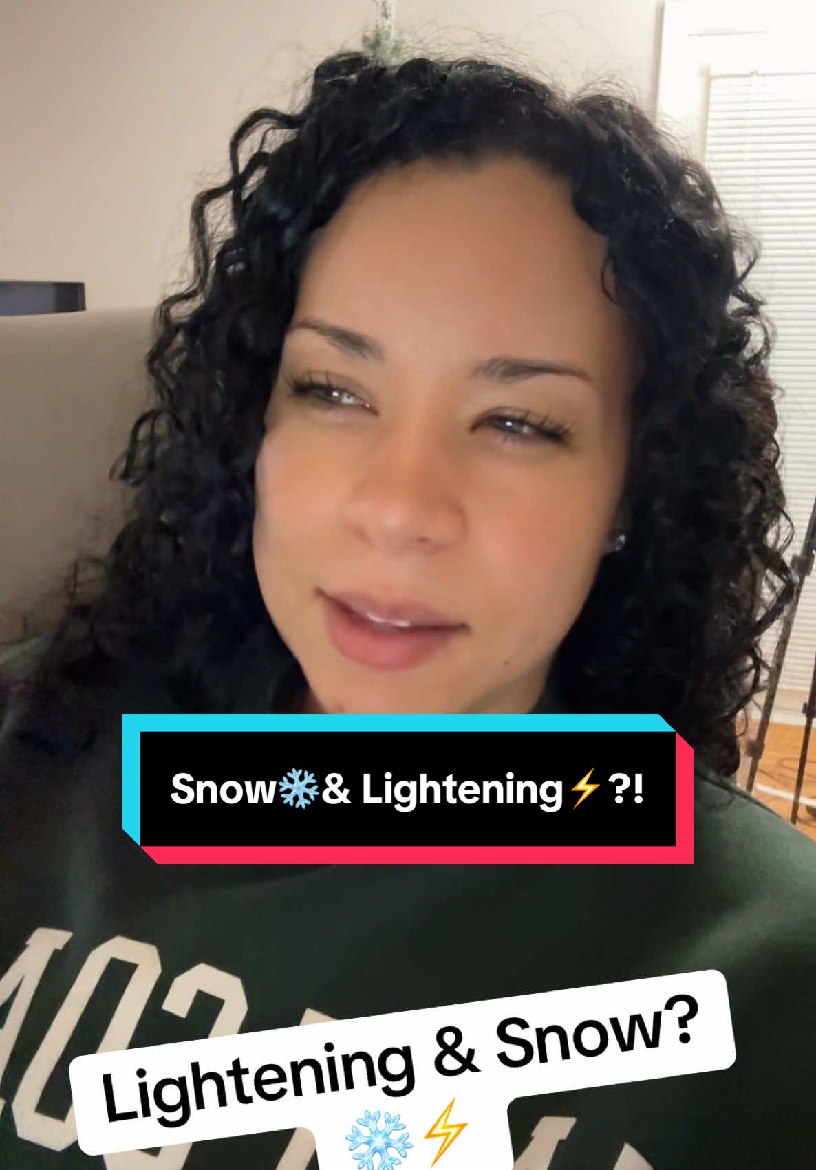 Apparently it’s a very RARE Phenomenon 💁🏽‍♀️❄️⚡️ according to Google #themoreyouknow #weather #snow #dmv #dc 