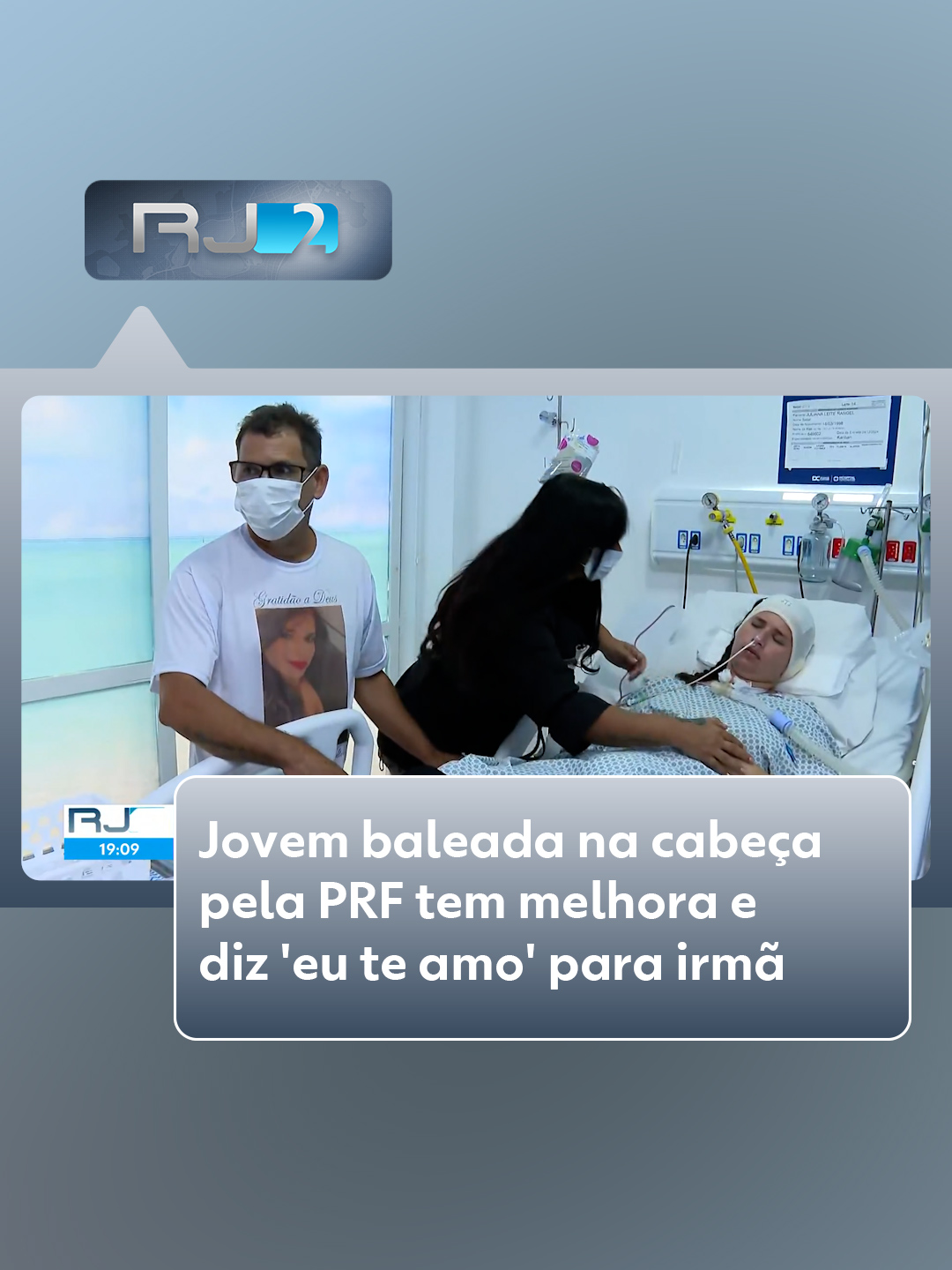 Rio de Janeiro - A jovem Juliana Rangel, baleada na cabeça por policiais rodoviários federais na BR-040 na véspera do Natal, está consciente e se comunica com os familiares através de gestos labiais. Nessa sexta (3), ela disse que ama a família. O #RJ2 acompanhou uma visita da família para a jovem no CTI do Hospital Adão Pereira Nunes, onde ela está internada desde o dia que foi baleada. De acordo com o médico, o projétil não acertou o cérebro de Juliana, e a recuperação dela é boa devido à gravidade dos ferimentos. Ela sente os membros, respira sem a ajuda de aparelhos e não relatou dor para a equipe médica. Além de dizer que ama a mãe e a irmã, ela também disse que quer ir para casa. Apesar da melhora, Juliana segue internada em estado grave no CTI, e não é possível afirmar se ela ficará com sequelas. Em nota, o hospital disse que Juliana mantém 