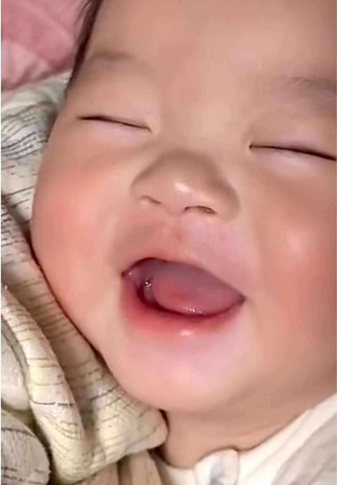 😴😘#babybear #baby #cutebabyvideos 