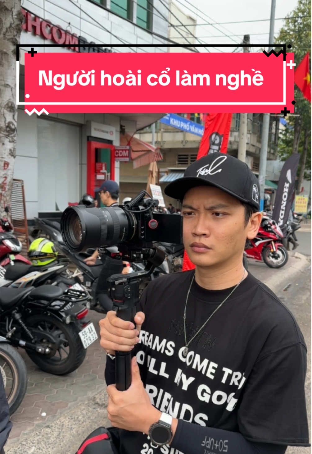 Cùng làm nghề với nhau mà sao nhìn nhau kì dzạ #anywhereman #dammexe #quayphim #videography #photography #chupanh #mayanhsony #nikon 