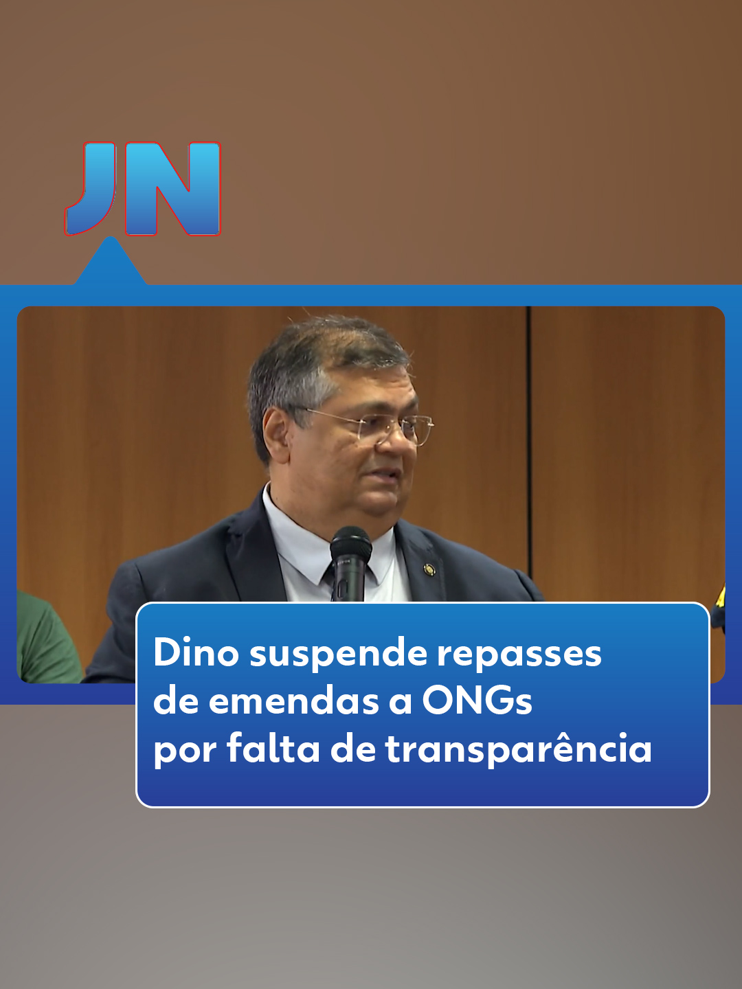 Verbas parlamentares - O ministro Flávio Dino, do STF, determinou nesta sexta-feira (3) a suspensão dos pagamentos destinados por emendas parlamentares para 13 organizações não governamentais (ONGs) que não cumprem critérios de transparência. A decisão do ministro ocorre após a Controladoria-Geral da União afirmar, em relatório, que metade das 26 entidades fiscalizadas não tem mecanismos adequados para acompanhamento da aplicação dos recursos. 🔍A elaboração do relatório da CGU que baseou a decisão atendeu a uma solicitação do próprio Dino, que é o relator de ações que apontam falta de transparência no repasse de verbas públicas via emendas parlamentares. 🔍 Desde agosto de 2024, Flávio Dino vem restringindo o pagamento dessas emendas e cobrando que Executivo e Legislativo cheguem a um modelo mais transparente para divulgar o detalhamento desse dinheiro: quem indicou, onde o dinheiro está e em que será gasto, por exemplo. Leia mais no #g1 #FlavioDino #emendas #ONGs #JN #tiktoknoticias