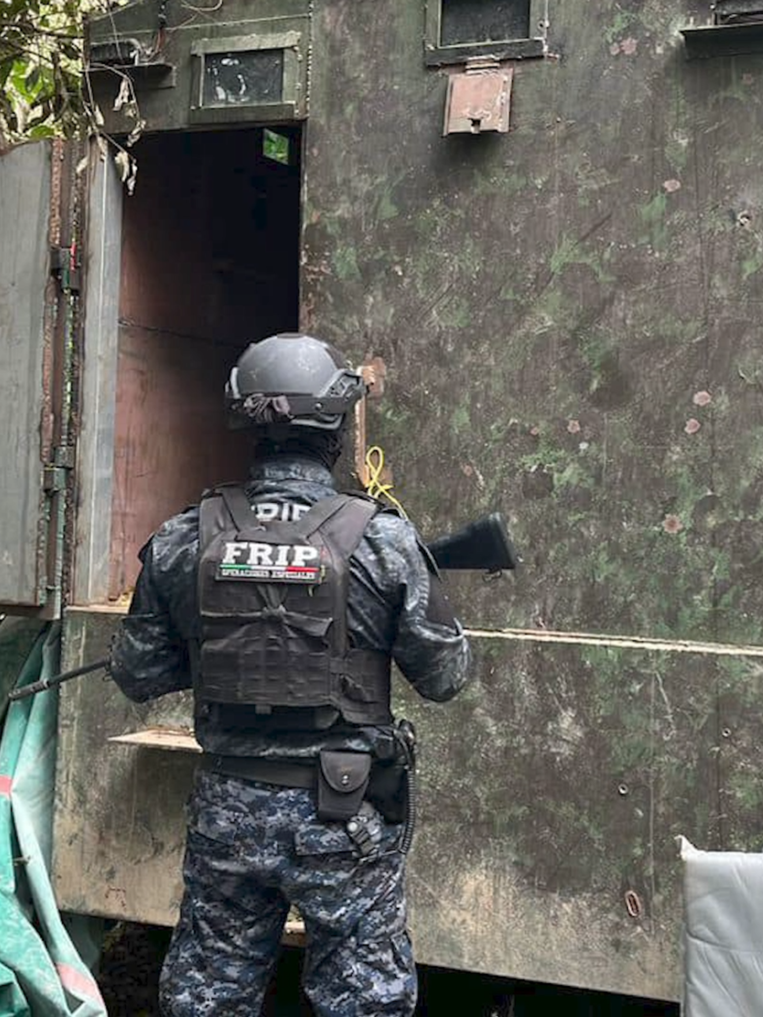 🚨 Operativo Sorpresa FRIP en Frontera Comalapa 🚨 🔹 8 personas extranjeras rescatadas 🔹 3 presuntos criminales detenidos 🔹 Bodega con vehículos blindados incautada 💥 ¡Fuerzas de seguridad trabajando unidas para combatir el crimen en Chiapas! 🔍 Desliza y descubre más sobre este operativo. #OperativoFRIP #SeguridadChiapas #Noticias #LuchaContraElCrimen #FronteraComalapa #FuerzasDeSeguridad