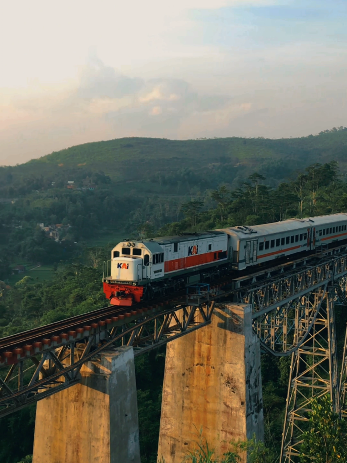 Selamat sore KA388 🍃 #keretaapiindonesia #kai121 #sahabatkeretaapi 