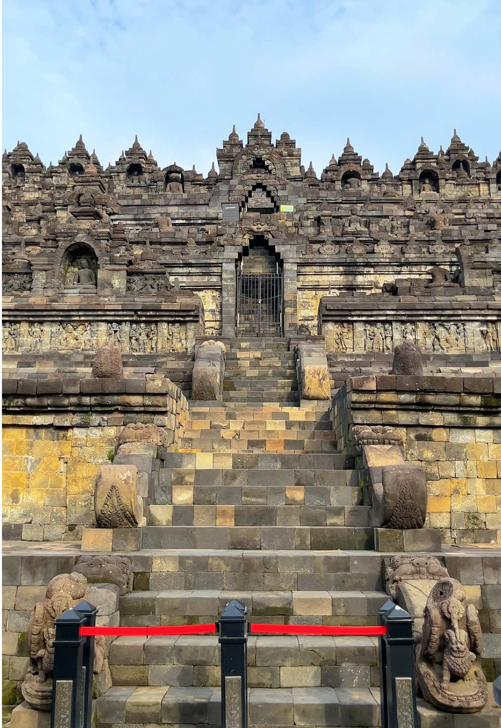 Trip candi borobudur wisata menambah wawasan sejarah & budaya 🗺️ ➡️ Sewa mobil + driver jogja ➡️ Private trip ➡️ Paket wisata jogja #sewamobiljogja #wisatajogja #jogja #fyp #tripwisatajogja #privatetripjogja #borobudur #budayaindonesia 