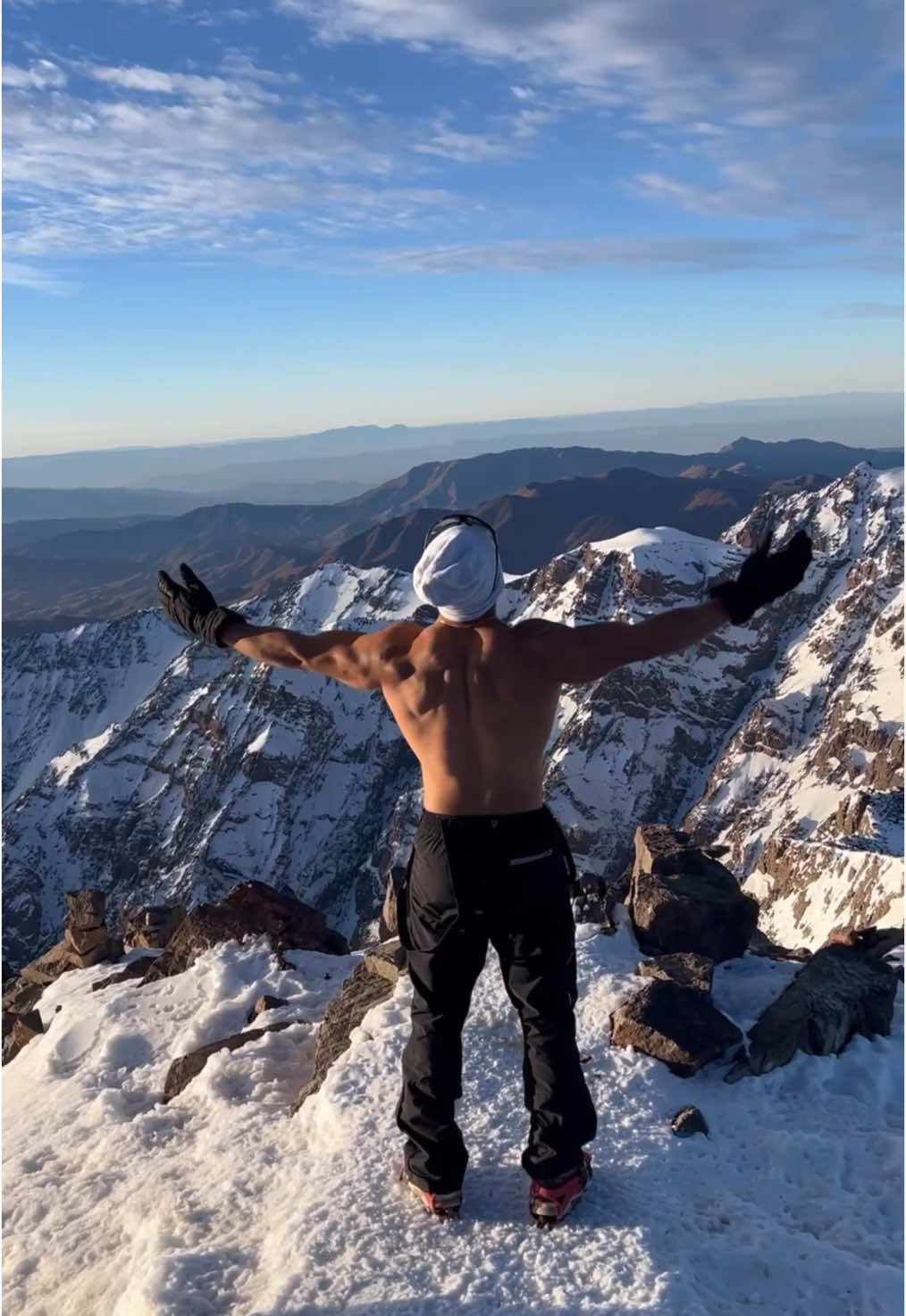 Toubkal summit 🏔️🇲🇦 #snow #fyp #viralvideos #morocco🇲🇦 #rabat #toubkal #toubkalsummit #pullups #extremesports 