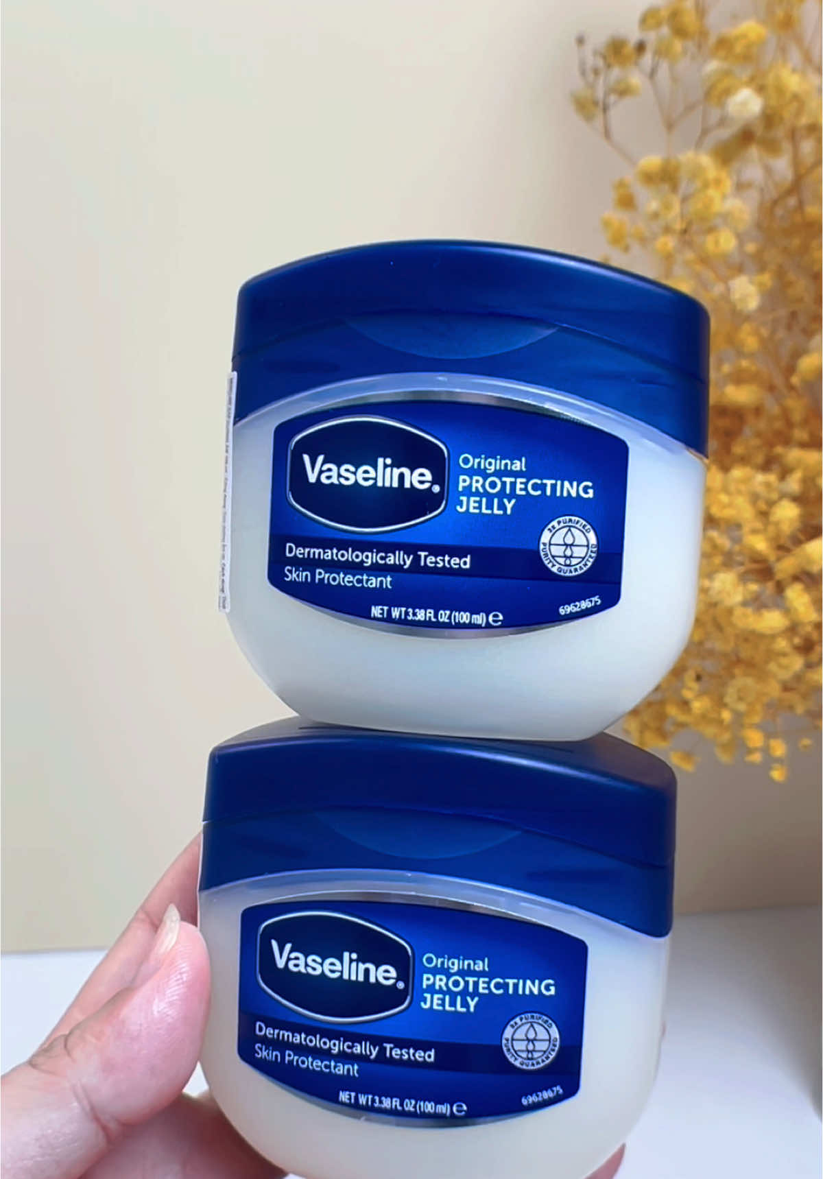 Thời tiết mà hanh khô thì không thể thiếu em Vaseline này đâu các bác, nó là sáp dưỡng ẩm quốc dân ý, lại đa nhiệm dùng cho toàn thân và môi luôn #sapduongamvaseline #duongamda #vaseline #unbox #unboxing #tessaugc #tessaunbox 