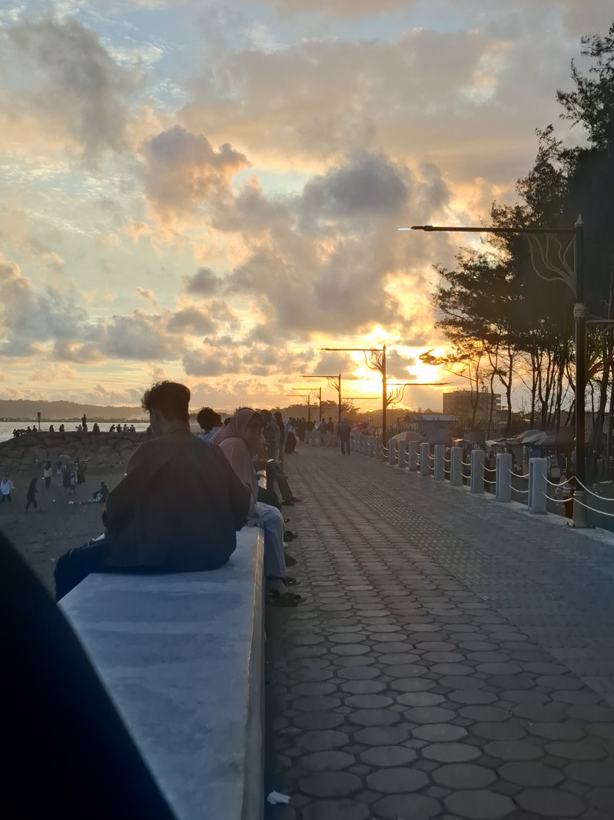 Kemiren Kemarin 😅 #pantaikemiren #kemirenbeach #pantaikemirencilacap #cilacapbercahaya #sunset 