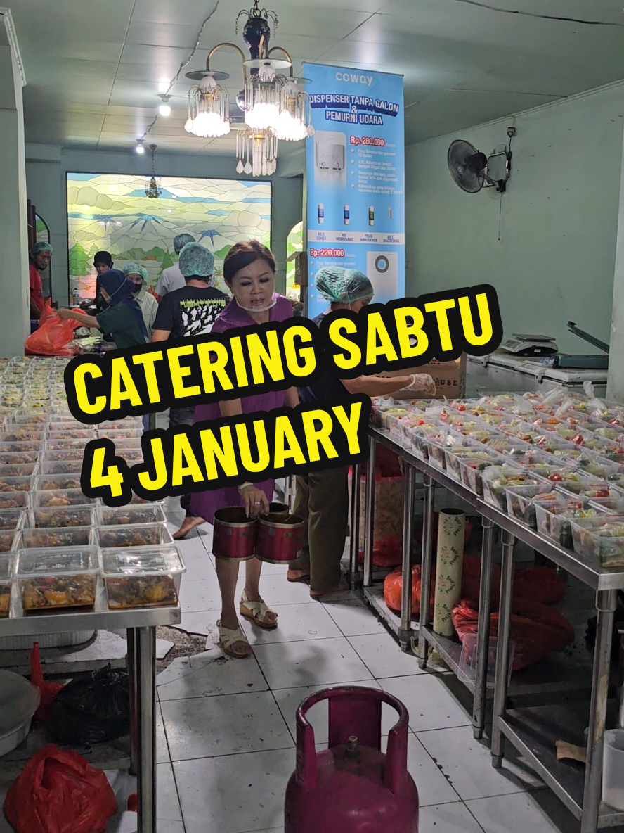 MENU CATERING SABTU 4 JANUARY  SOTO KUNING BOGOR AYAM KAMPUNG MASAK WOKU  TUMIS SAWI PUTIH  CATERING PREMIUM RP 150.000  DAPAT 3 MACAM MENU  NASI BOX RP 50.000 GRATIS ONGKIR SILAKAN ORDER KE ADMIN TERDEKAT