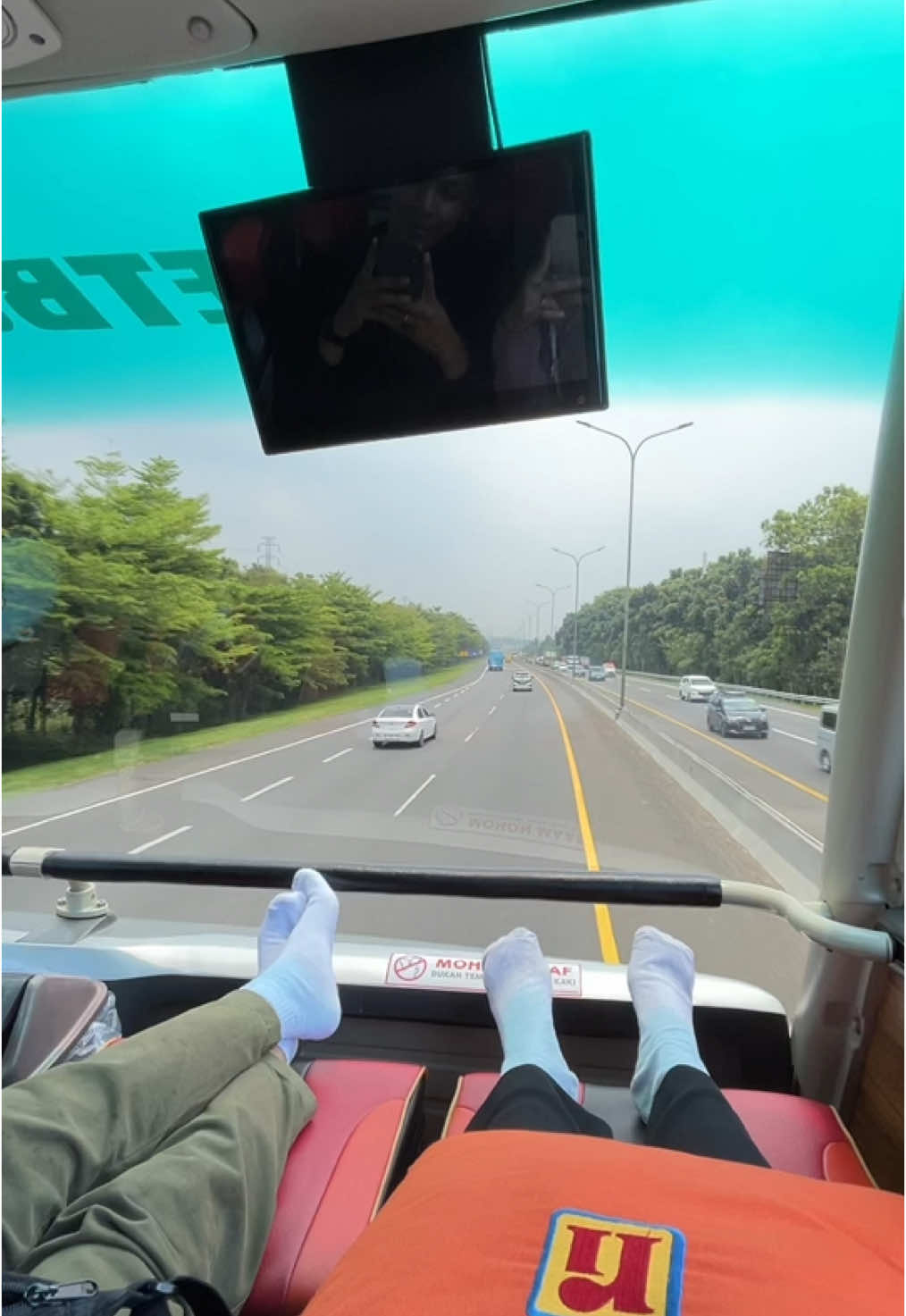 Tim kemana mana naiknya @Rosalia Indah Official karna seenak dan senyaman itu,mau lagi naik yg double decker😍🥰 #rosin #traveling #jalanjalan #bus #malang #travel #fyp #tiktok 