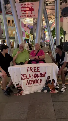 SANTA AND MRS CLAUS IN SG???🎄🎅🏻🤶🏻…CLARKE QUAY#sg #fyp #interview #podcasts #Relationship #podcastclips #podcast #funny 