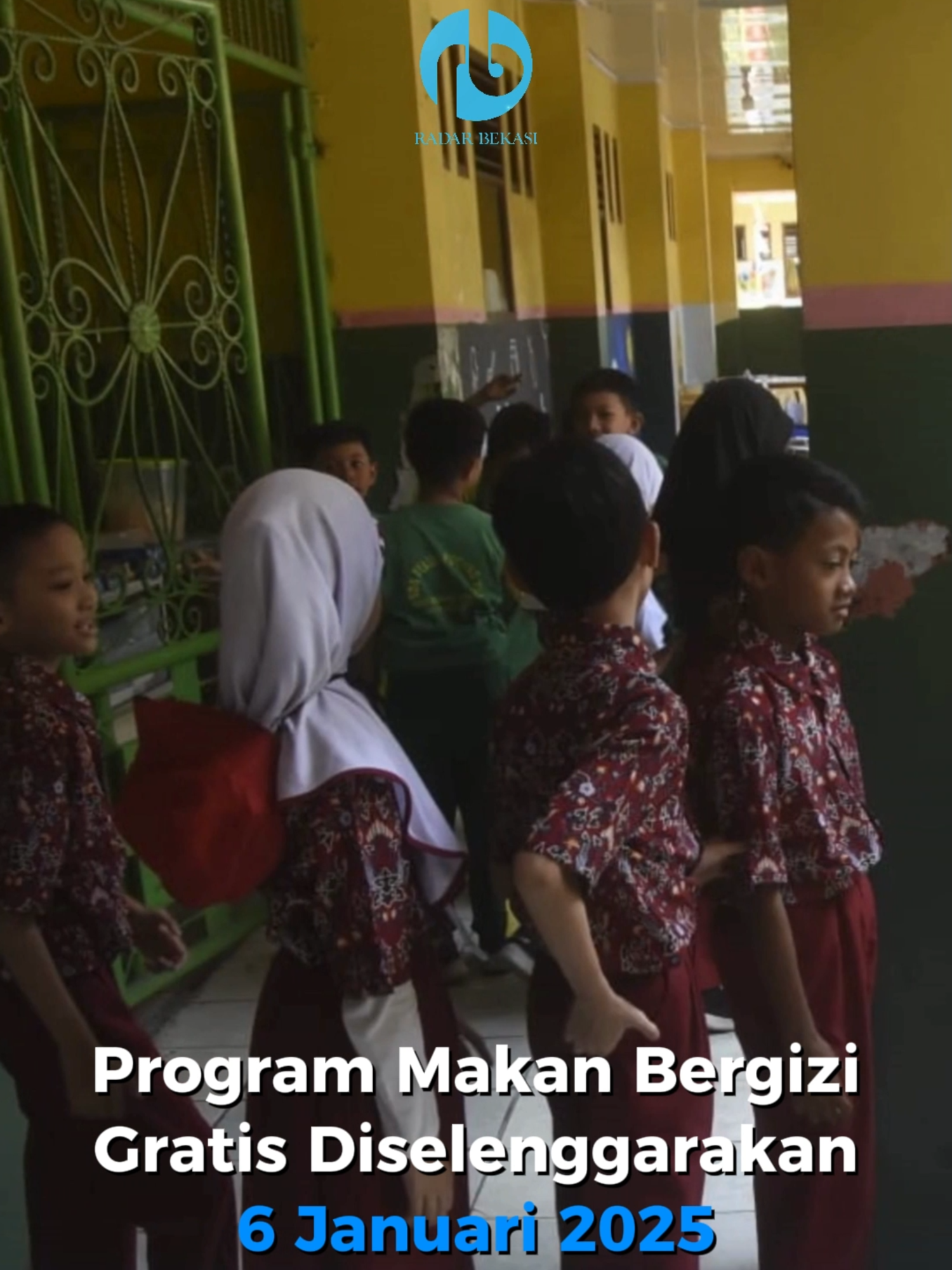 Persiapan program makan bergizi gratis tengah bergulir. Rencananya, program tersebut akan diselenggarakan pada 6 Januari 2025 mendatang. Kepala Badan Gizi Nasional Dadan Hindayana mengatakan persiapan tengah dilakukan sebelum proses penerapan secara serentak pekan pertama Januari 2025. Dadan mengatakan nantinya program akan digelar di setiap provinsi seluruh Indonesia. Fokus awal dari program Makan Bergizi Gratis ini adalah anak-anak sekolah dan kelompok rentan lainnya. Empat target utama program ini, yakni pelajar dari PAUD hingga SMA. Kemudian balita, ibu hamil, serta ibu menyusui. Sejauh ini, uji coba program makan bergizi gratis pemerintah telah dilakukan di sejumlah daerah di RI. Menu makanan selama uji coba pun beragam, dengan jumlah kalori yang disesuaikan dengan kebutuhan gizi. #radarbekasii #harianradarbekasi #koranbekasi #beritabekasi #makangratis #bergizi #badangizinasional