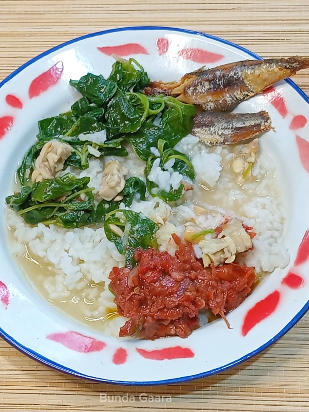 Bobor bayam tempe, sambel trasi, ikan asin sruputt segerrrr 🤤 #boborbayam #menurumahan #menundeso #bundagaara 