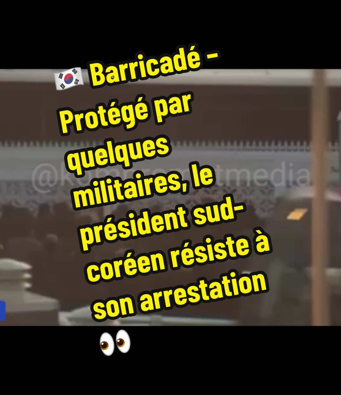 🇰🇷 Barricadé – Protégé par quelques militaires, le président sud-coréen Yoon Suk Yeol résiste à son arrestation 👀 «Nous avons commencé à exécuter un mandat d'arrêt à l'encontre du président Yoon», a annoncé dans la matinée le Bureau d'enquête sur la corruption des hauts fonctionnaires. Des agents se sont alors rendus au domicile du président-destitué mais ils sont tombés nez-à-nez avec des militaires du Service de sécurité présidentiel, qui leur ont bloqué l’accés. Ce qui constitue une obstruction évidente de la justice a averti la police, puisque l'immunité présidentielle de Yoon ne s'étend pas aux accusations d'insurrection ou de trahison. Jouant son va-tout  Yoon Suk Yeol a promis il y a quelques jours de «se battre jusqu'au bout pour protéger ce pays». Ou pour protéger les intérêts de Washington, contre ceux de son propre peuple, c'est selon.