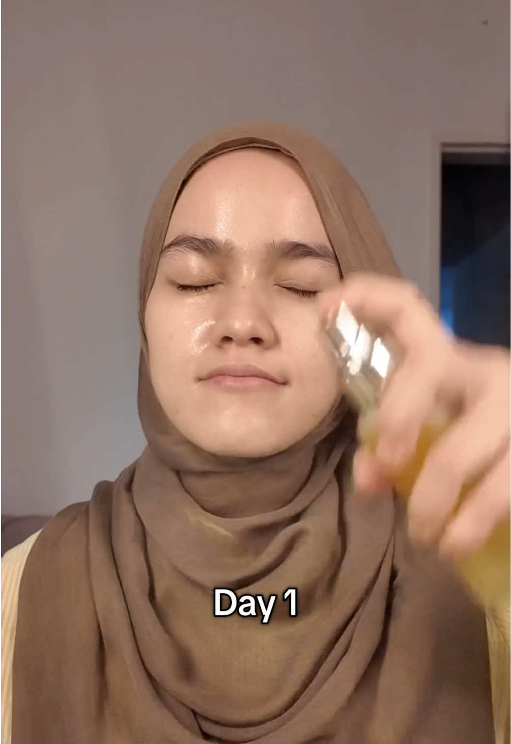 My honest review on d alba spray serum after almost 2 weeks of using 💓✨  mula2 tu mcm naik tiny bumps but after 3 days tu muka dah nampak more brighten and glowy🫶🏻 