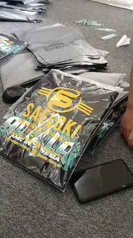 Kaos adella terbaru..  Harga 100.000 an...  Buruan cek keranjang kuning.. 
