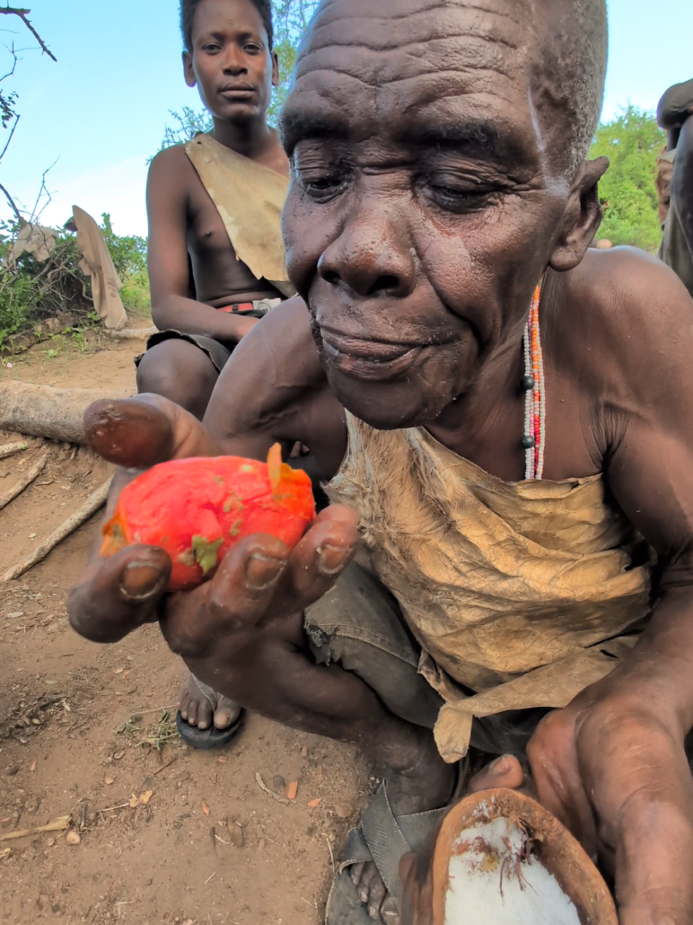 Wow 😲😋 This is incredible delicious new food in tribe See how Hadza taste Tomato 🍅 for first time #villagelife #USA #hadzabetribe #africatribes #tiktok 