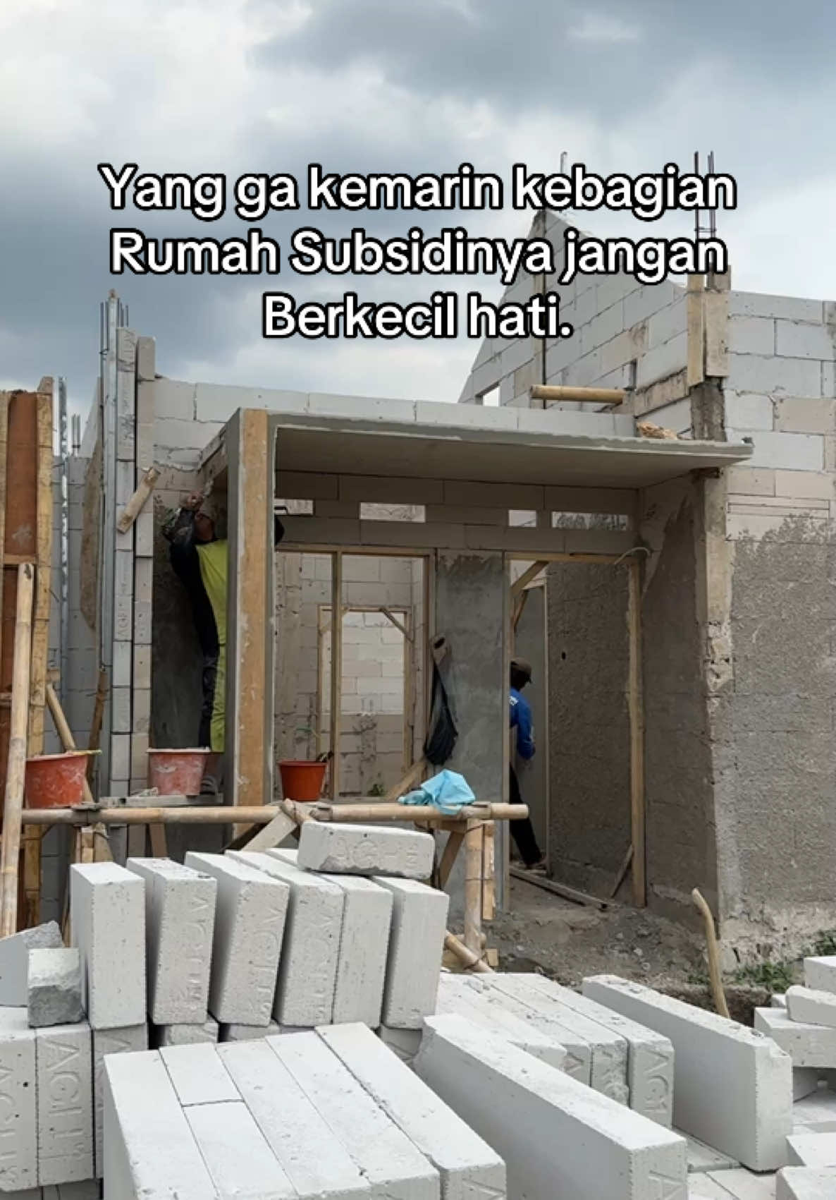 Tenang, mimin bantuin bangun lagi rumah subsidinya buat warga atau pekerja atau yang punya usaha di Jabodetabek. Lagi ada peomo, cicilannya juga flat. Padahal ngontrak aja bisa naik biayanya 😂 #rumahsubsidi #rumahbogor #rumahminimalis #rumahbtn #pesonakahuripan 