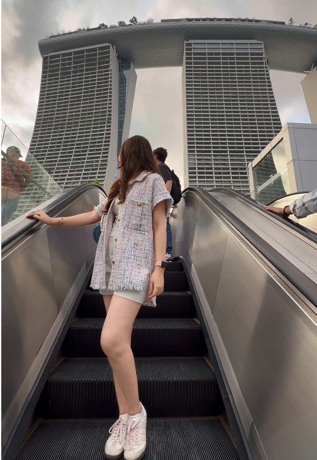 Singapore escalator trend 🇸🇬 #singapore #marinabaysands #gardenbythebay #fyp 