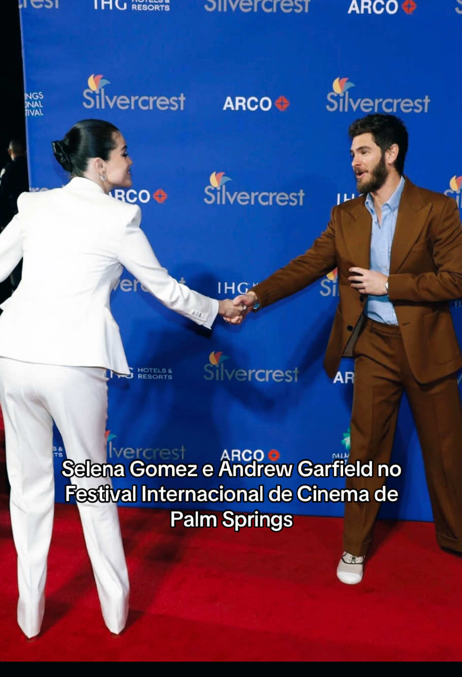 Selena Gomez e Andrew Garfield no Festival Internacional de Cinema de Palm Springs. [03/01/2025] @Selena Gomez 🥰👑💕 #selenagomez #selenagomezedit #selenagomezvideos #selenagomezfan #teamselena #selena #selenators #selenator #rarebeauty #sameoldlove #goodforyou #fyp #foryoupage❤️❤️ #fanpage #2025 #palmsprings #palmspringsinternationalfilmfestival #hollywood #brasil #viraliza #viralizou #andrewgarfield #andrewgarfieldedit 