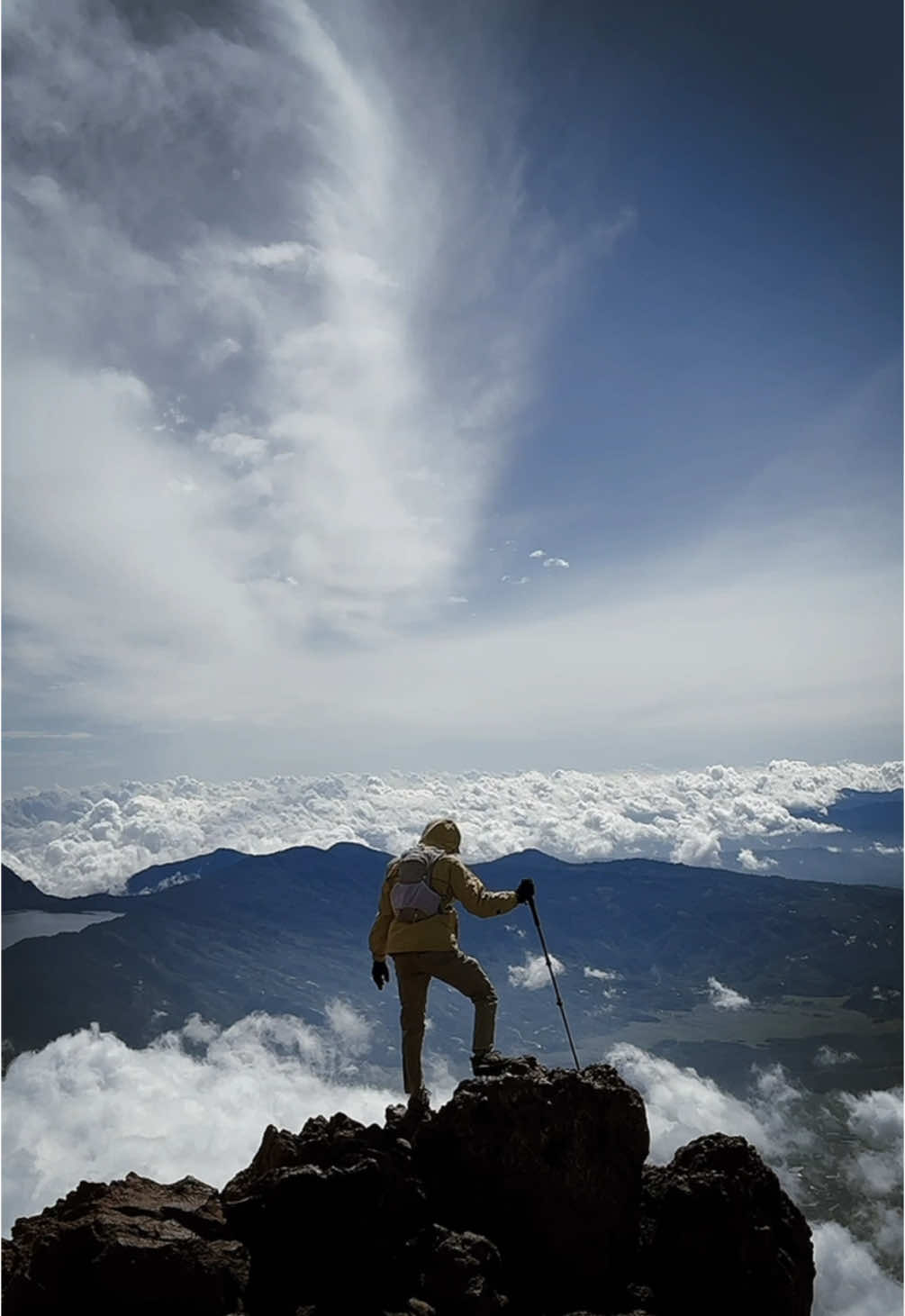 Kalo ke Kerinci, jangan lupa foto di spot ini! Tapi hati-hati batu sedikit retak #kerinci #CapCut #mountkerinci #gunungkerinci 