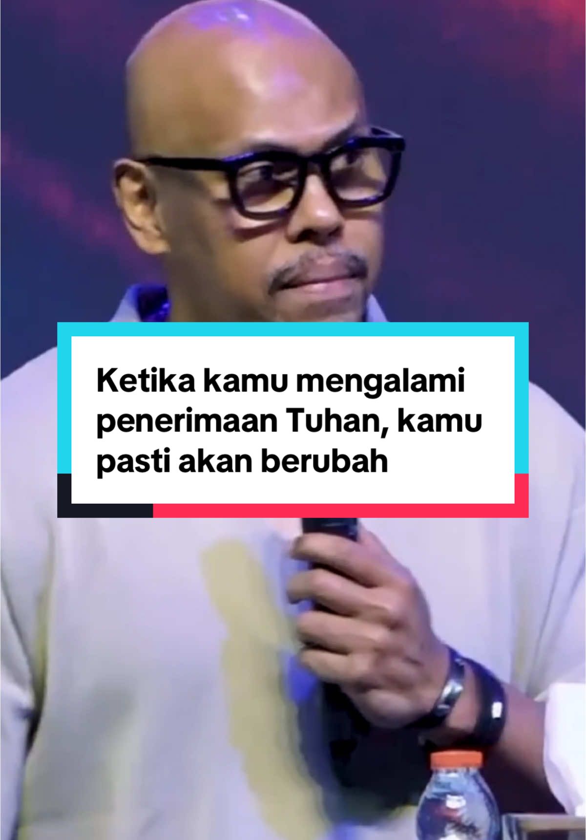 Ketika kamu mengalami penerimaan Tuhan, kamu pasti akan berubah 💌 Lukas‬ ‭19‬:‭1‬-‭8‬‬ TB “Yesus masuk ke kota Yerikho dan berjalan terus melintasi kota itu. Di situ ada seorang bernama Zakheus, kepala pemungut cukai, dan ia seorang yang kaya. Ia berusaha untuk melihat orang apakah Yesus itu, tetapi ia tidak berhasil karena orang banyak, sebab badannya pendek. Maka berlarilah ia mendahului orang banyak, lalu memanjat pohon ara untuk melihat Yesus, yang akan lewat di situ. Ketika Yesus sampai ke tempat itu, Ia melihat ke atas dan berkata: ”Zakheus, segeralah turun, sebab hari ini Aku harus menumpang di rumahmu.” Lalu Zakheus segera turun dan menerima Yesus dengan sukacita. Tetapi semua orang yang melihat hal itu bersungut-sungut, katanya: ”Ia menumpang di rumah orang berdosa.” Tetapi Zakheus berdiri dan berkata kepada Tuhan: ”Tuhan, setengah dari milikku akan kuberikan kepada orang miskin dan sekiranya ada sesuatu yang kuperas dari seseorang akan kukembalikan empat kali lipat.”” 🎙 : @BILLY LANTANG  🎵 : Goodness of God - Lighthouse Piano 🎬 : Pdt. Billy Lantang | Kesehatan Mental (Seri 1) | JCC Cijantung (Jesus Center Church (JCC) Cijantung)  #kristen #renungankristen #inspirasikristen #renunganhariankristen #saatteduh #saatteduhharian #saatteduhkristen #kristenindonesia #rohani #rohanikristen #kekristenan #tuhanbaik #tuhanyesus #alkitab #firmantuhan #ayatalkitab #sharingfirman #anakmudakristen #imankristen #anaktuhan #pengikutyesus #renunganfirman #blessedtobeblessing #firmantuhan #solideogloria 