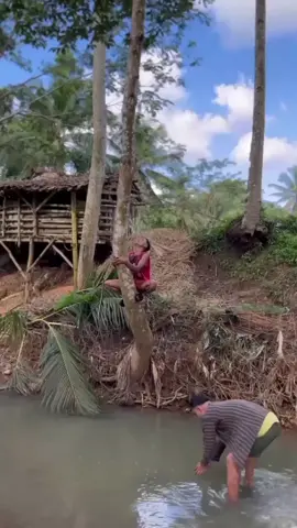 sendal nyah licin haha  #jatoh #vidiokomedi #sundakomedi #komedi #fuunyvideo #kocak #hiburan #fypシ #fyp #trending #jangkaunluas #reelsfypシ #masukberanda #meledak #trend #hiburan