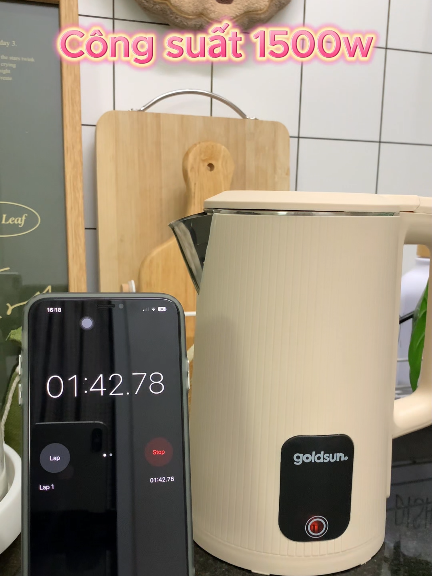 Với công suất 1500W, ấm siêu tốc Goldson 1.8L đun sôi nước cực nhanh cực tiết kiệm điện, đế xoay 360 độ và hệ thống tự ngắt khi nước sôi, bảo vệ an toàn cho cả nhà. Lớp inox 201 không gỉ bền bỉ, đảm bảo an toàn cho sức khỏe gia đình mình. #binhsieutoc #amsieutoc #goldsun