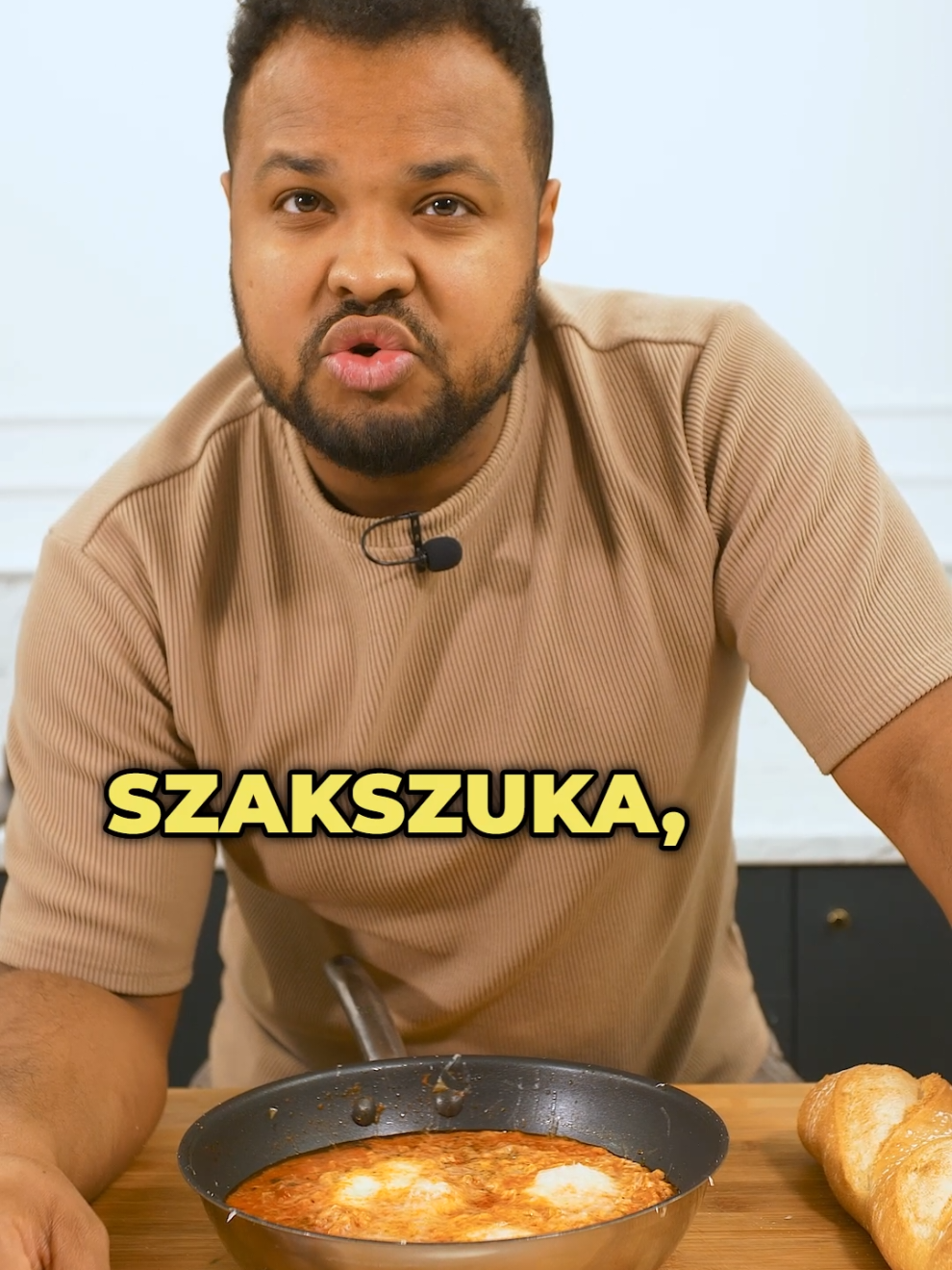 Dzień dobry 🤗 Pora na kolejny śniadaniowy przepis!  👉Szakszuka🍴🍳🍅🌶🥖🧅🌱
 Składniki:
 Szakszuka:
 • 3 jajka
 • 80 g cebuli (1 duża)
 • 10 g czosnku (2 ząbki)
 • 400 g pomidorów z puszki • 150 g papryki (1 sztuka)
 • 50 ml oliwy do smażenia
 • 50 g masła
 • 5 g pikantnej pasty (np. harissy)
 • 2 g kminu rzymskiego
 • 5 g soli
 • 10 g cukru
 • 10 g świeżej bazylii (posiekanej)
 ✨ Dekoracja i dodatki:
 • 30 g parmezanu
 • 1 świeża bagietka
 Przepis:
 1️⃣Podsmażanie warzyw:
 Na dużej patelni rozgrzej oliwę. Dodaj posiekaną cebulę, czosnek i pokrojoną w kostkę paprykę. Smaż
 na średnim ogniu przez około 5 minut, aż warzywa zmiękną.
 2️⃣Przygotowanie sosu:
 Dodaj pomidory z puszki, masło, pikantną pastę, kmin rzymski, sól, cukier oraz posiekaną bazylię.
 Wszystko dokładnie wymieszaj i gotuj na małym ogniu przez 10 minut, aż sos zgęstnieje.
 3️⃣Dodanie jajek:
 Zrób w sosie trzy niewielkie wgłębienia i wbij w nie jajka. Przykryj patelnię pokrywką i gotuj na małym
 ogniu przez 5-7 minut, aż białka się zetną, a żółtka pozostaną płynne.
 4️⃣Dekoracja:
 Zdejmij patelnię z ognia. Zetrzyj na danie parmezan.
 5️⃣Podanie:
 Podawaj szakszukę prosto z patelni z kawałkami świeżej bagietki. Miłego dnia! ☕️❄️ #szakszuka #jajkanasniadanie #jajka #pomidory  #bagietka #daniezpatelni #śniadanie #breakfast #gotowanie #śniadaniewdomu #szybkiprzepis 