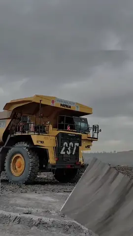 Heavy Duty Dump Truck #heavydutydumptruck  #heavyequipment  #komatsu  #cattrakindo  #volvotruck  #adaroenergy  #pamapersadanusantara  #buma  #explore #putraperkasaabadi  #ppa   #adaro  #kaltimprimacoal  #freeportindonesia  #fyp  #fypageシ 