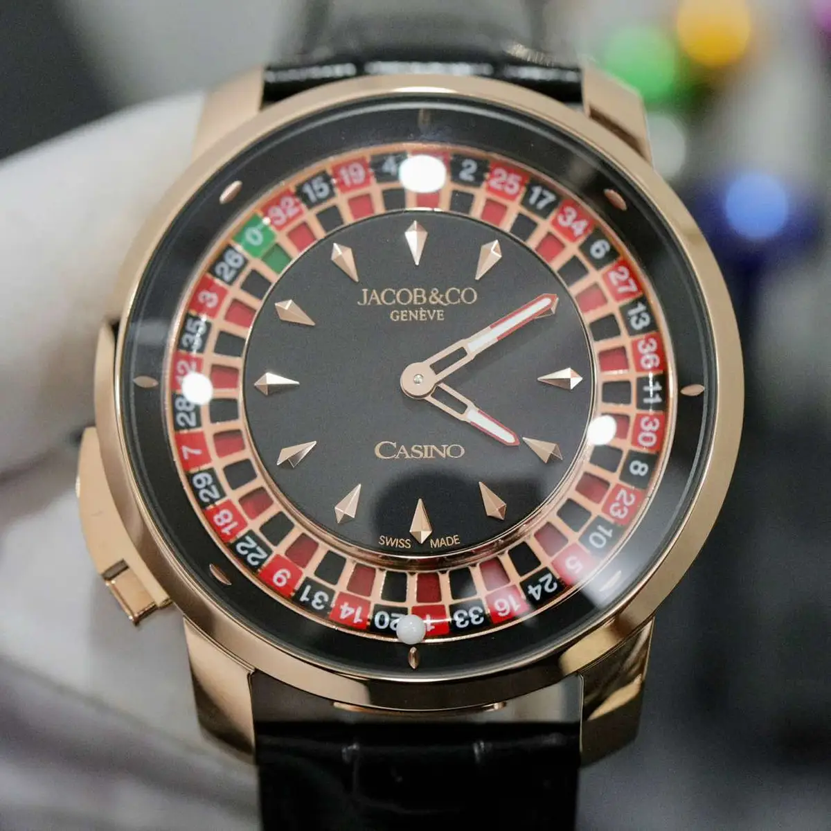 Đường kính mặt: 44mm Bề dày mặt: 15mm Chất liệu: Thép không gỉ cao cấp Mặt kính: Sapphire nguyên khối Bộ máy: Super clone Dây đeo: Dây da + dây cao su Chống nước: 5ATM Ib e để có giá tốt nhất thị trường .!