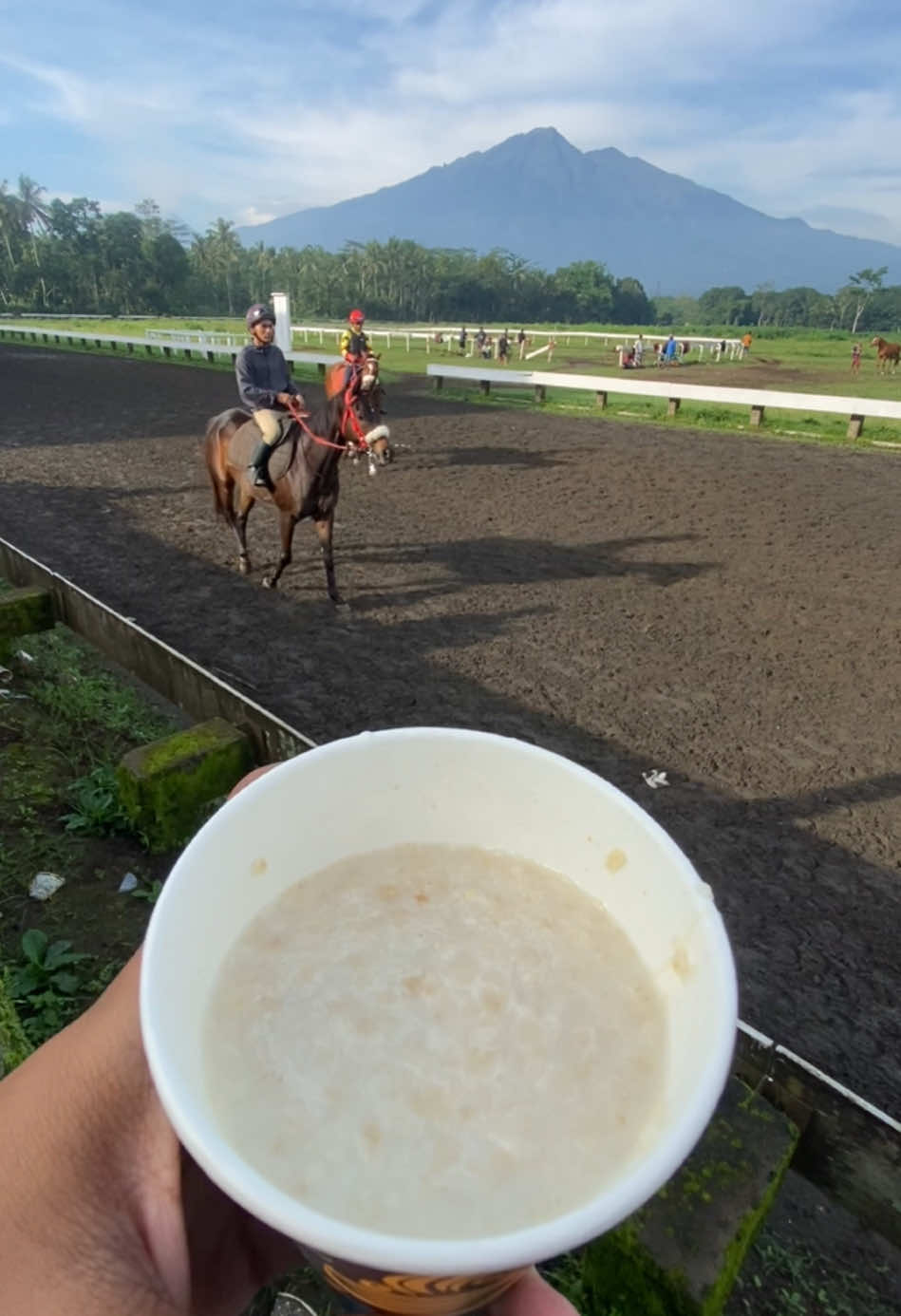 Menikmati @Energen Indonesia with view ⛰️⛰️🐎🐎 #mahadana_stable #mahadanastable #tegalwaton #pacuankuda #sarga #sargaco #pordasi #ihrc 