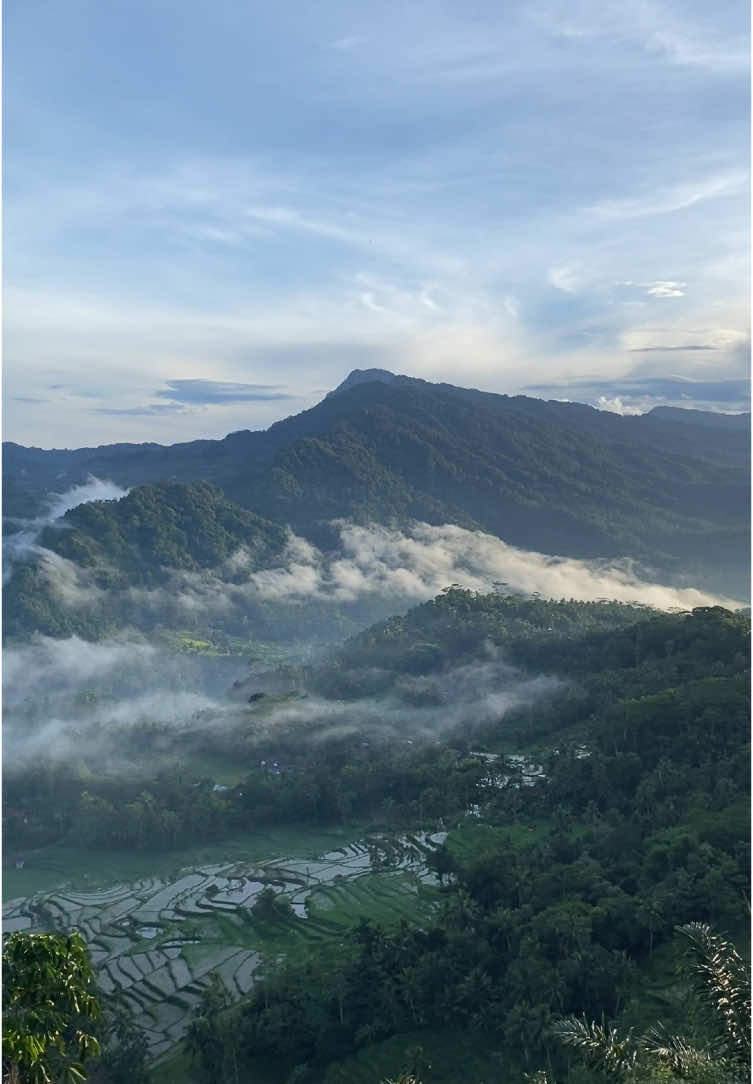 Barakallah dapet cuaca bagus, view nya cantik bgt 👀🤍 #puncakbangku #puncakbangkurancah #negeridiatasawan #ciamis #rancahciamis #wisataciamis #fyp #fypシ 