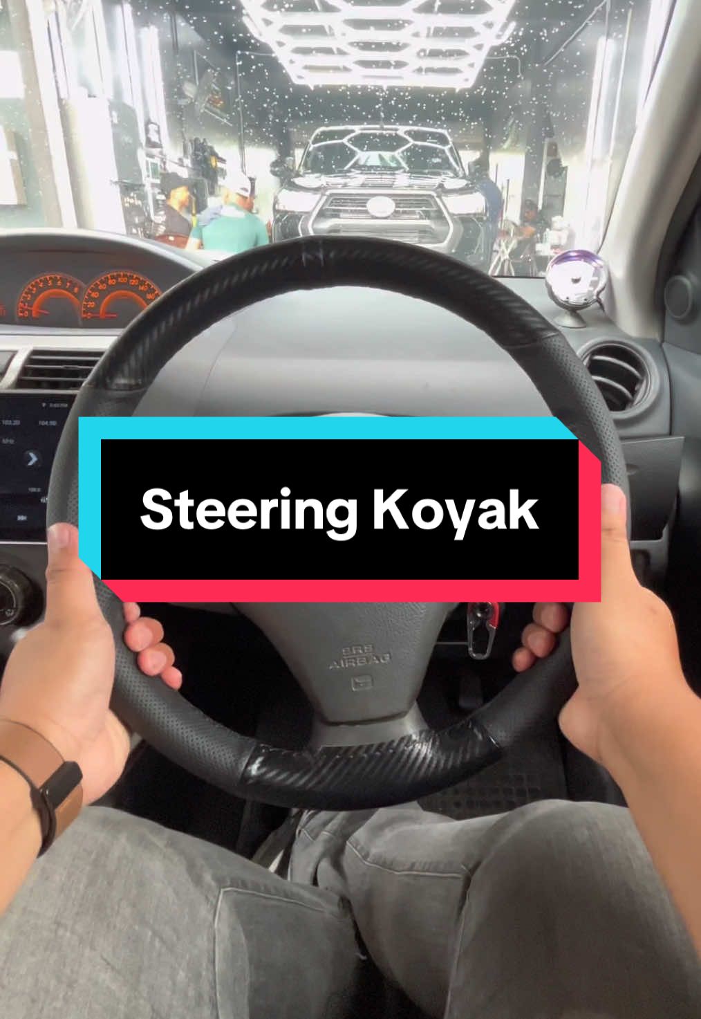 Kita terus koyak saja cover asal steering Vios ni 🤣🤣 #jahitsteeringsabah #jahitsteeringkk #kotakinabalu #coversteering #steeringcarbon #fyp #vios 