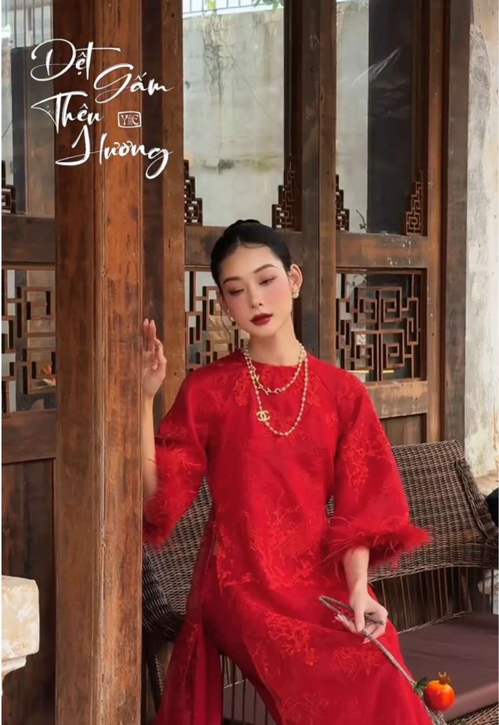 AO DAI TET 2025 “ Dệt Gấm Thêu Hương” không chỉ là một cái tên đậm chất thơ mà nó còn ẩn chứa trong đó cả câu chuyện : Tết đến xuân về không chỉ là thời điểm chúng ta mặc lên người những bộ trang phục thật đẹp, thể hiện cá tính phong cách riêng của bản thân mà đây cũng là thời điểm để mỗi người trong chúng ta nhìn lại và trân trọng hơn văn hoá Việt, góp phần lưu giữ và phát huy bản sắc, văn hoá của dân tộc theo thời gian… #Comingsoon #YAME 