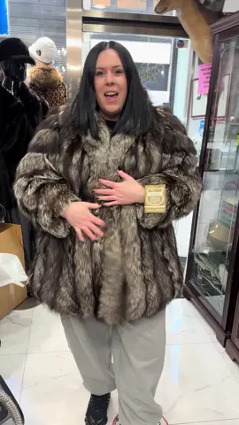 Rafaello Furs @rinalevit #FashionDesigner #coats #newyorkcity #fy #minkhats #minkhats #rafaello #jacetsleeve #makage 