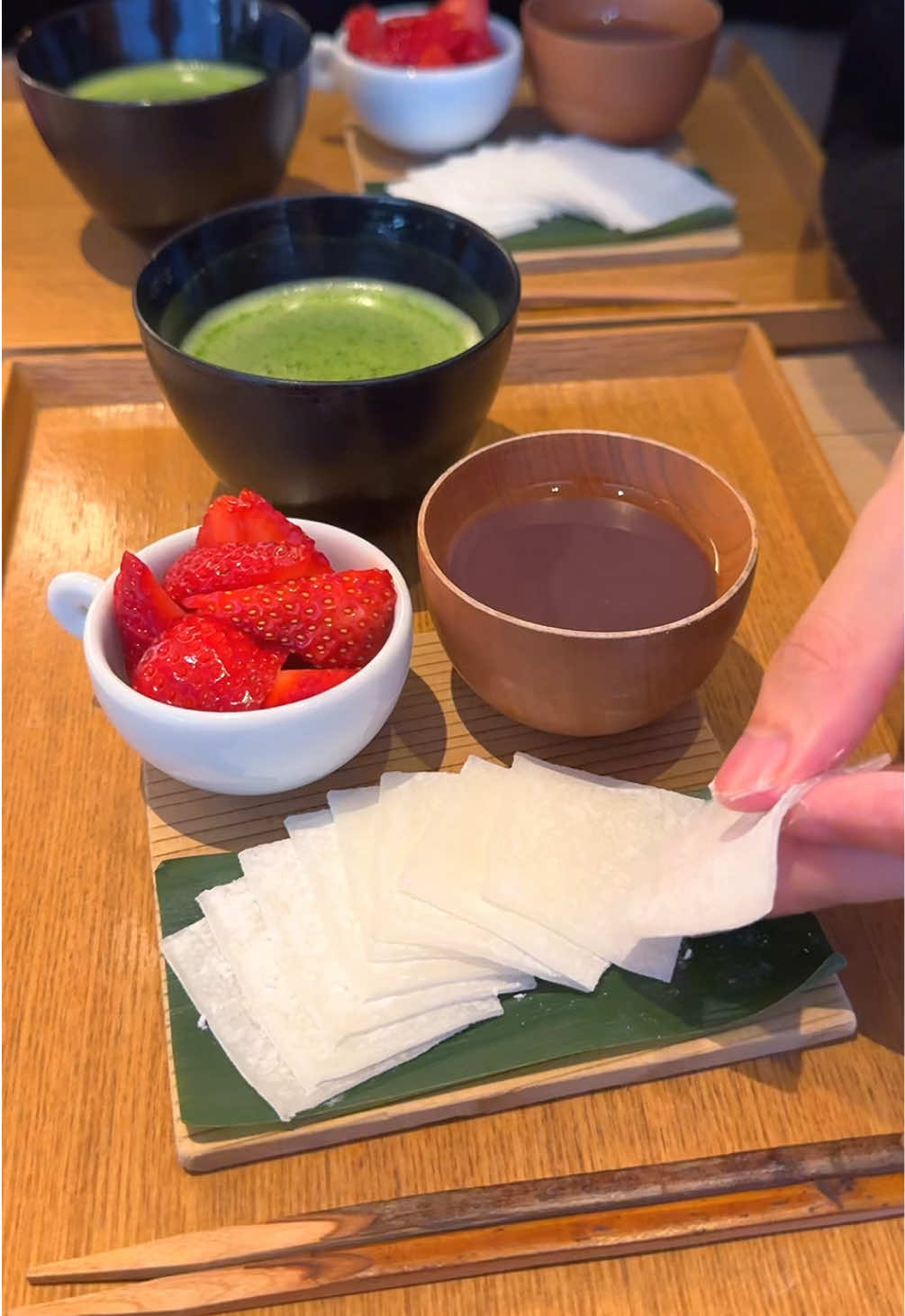 自分で包むいちご大福セット🍓 あんこの量を変えてみたり、いちごを多くしてみたりと自分好みに包んだいちご大福が作れる！ ㅤㅤㅤㅤㅤㅤㅤㅤㅤㅤㅤㅤㅤ 表参道にあるおしゃれな和食屋さんで毎日14時から提供スタートしてた🍵 📍表参道「茶洒金田中(さーしゃかねたなか)」 #東京グルメ #東京カフェ #表参道グルメ #表参道カフェ #mochi 