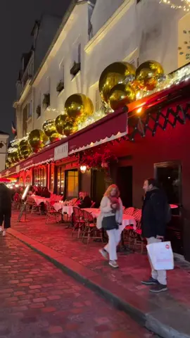 Place du Tertre Montmartre Crédit Photo: @mandmwalks Follow us on IG: @champselysees_paris www.champselysees-paris.com © Paris, Always an Amazing idea! #paris #igersparis  #placedutertre #montmartre #basiliquedusacrecoeur