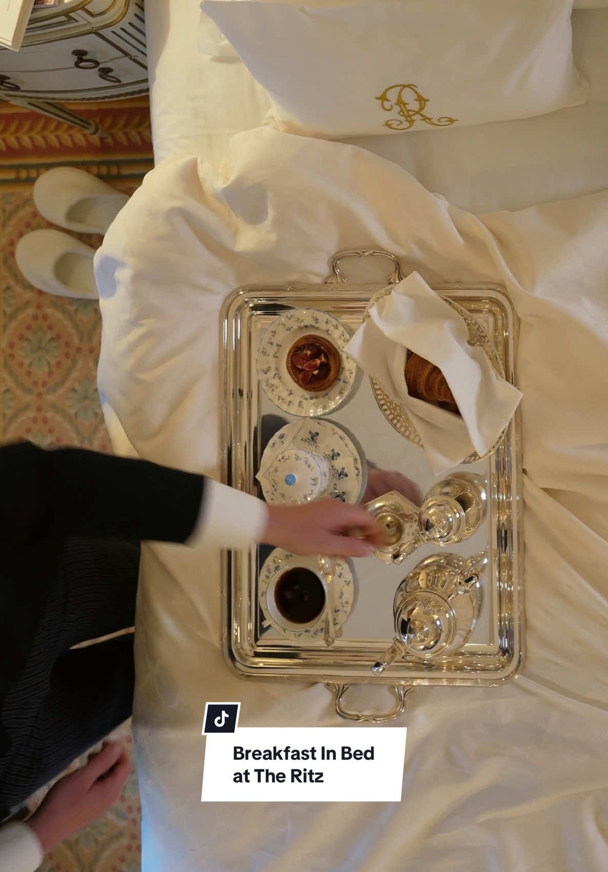 The cosiest way to begin the first weekend of the year: breakfast in bed with freshly baked pastries. ☕🥐   #BreakfastInBed #NewYear  #LuxuryHotels 