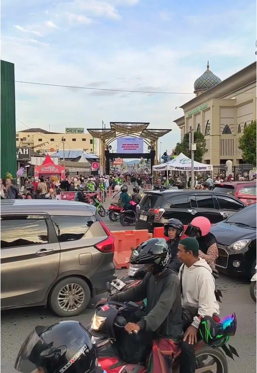 situasi sabtu sore di simpang 4 sekumpul