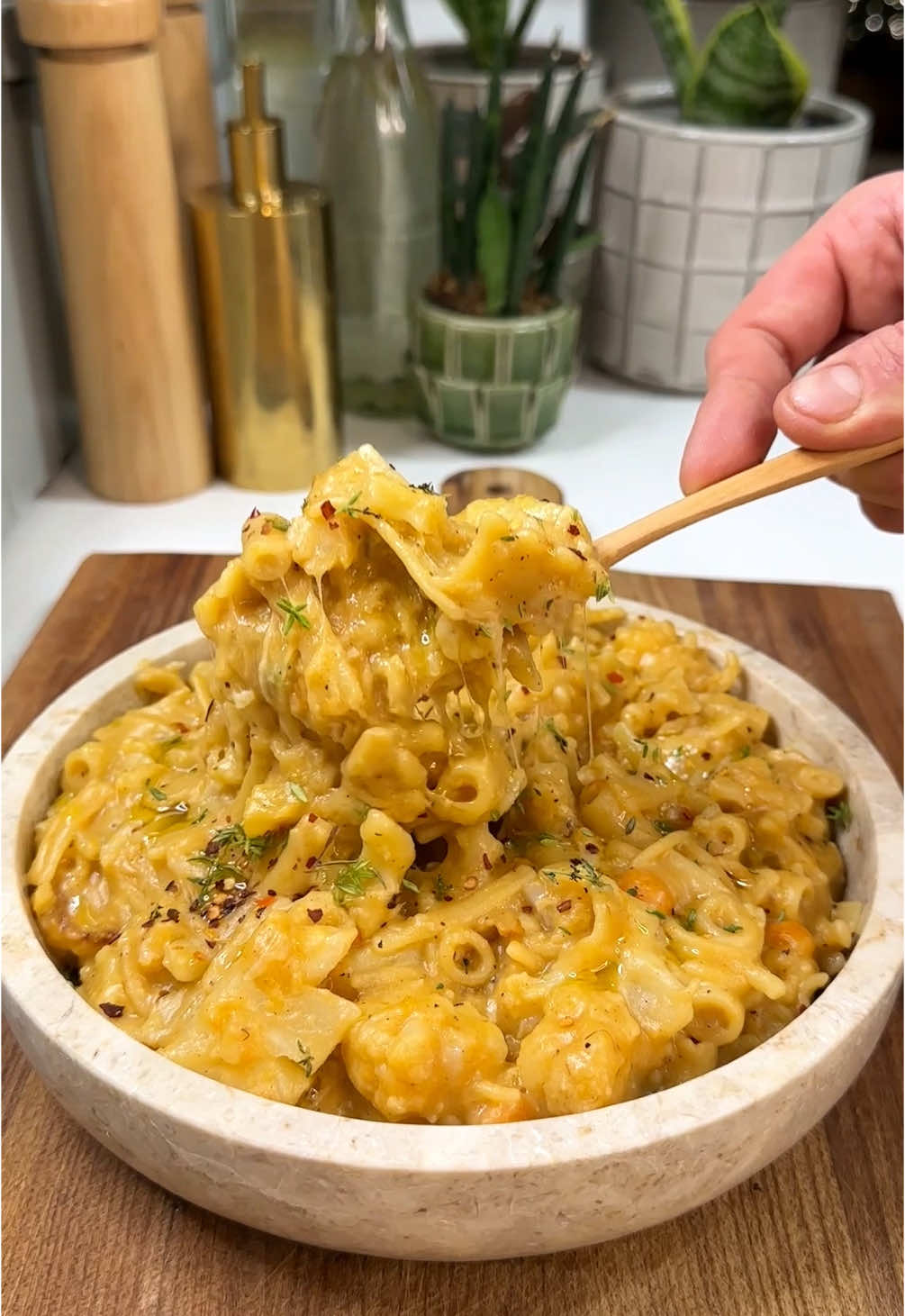 Pasta patate e cavolfiore top 🥔 Secondo me merita, comfort food invernale top!!  Se vi avanza fateci delle polpette passandole nel pangrattato e poi in forno, antipasto top!!  Ingredienti per 4 persone  300g di pasta  3 patate  1 poco più di mezzo cavolfiore  350g di fontina circa  Parmigiano  Concentrato di pomodoro / passata  Rosmarino e salvia /// timo  Aglio olio peperoncino  Cuocete le patate nel soffritto per circa 15 minuti insieme ad un pochino di acqua calda, le erbe e della passata di pomodoro.  Aggiungete altra acqu per la pasta e salate, mettete la pasta  Per il cavolfiore: se lo volete in crema come nel video mettetelo contemporaneamente alla pasta, in alternativa mettetelo quando mancano 7 minuti di cottura.  Coprite le verdure con l’acqua e lasciate al massimo un dito in più per cuocere la pasta, nel caso la aggiungerete poi  Seguite i tempi dj cottura della pasta, quando mancano 2 minuti togliete dal fuoco ancora un po’ liquida e fate finire di cuocere con il coperchio, poi via di formaggio. Fatemi sapere