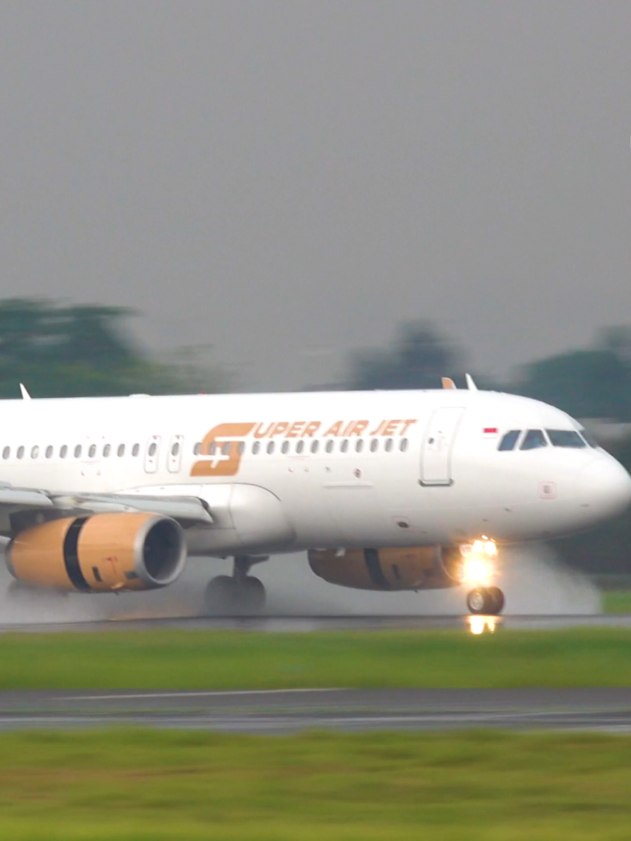 Pesawat Super Air Jet Landing Di Bandara Soekarno-Hatta Saat Hujan  #pesawat #pesawatlanding #pesawatmendarat #superairjet #bandarasoekarnohatta #a320 0 