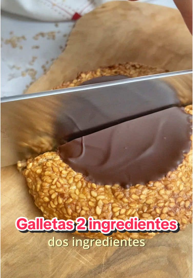 COMPARTE las mejores GALLETAS 2 ingredientes 🎄Recetas para disfrutar en Navidad, unas galletas muy fáciles y saludables con ingredientes de @naturitas.es⭐️ con el código MAPETITEBOUCHEE tenéis un 10% de descuento en toda la web. ¡GUARDA y COMPARTE estas galletas sin complicaciones, y listas en poco tiempo! ♥️Son tan sencillas cómo ves en el video ¡Están increíbles ! Sin harina // sin leche // sin huevo 🌿Ingredientes: 2 plátanos 250 g de sésamo Naturitas 200 g chocolate negro Naturitas (opcional) Airfryer 12´a 190ºC  o al horno 20´a 200ºC calor arriba y abajo. Funde el chocolate al baño maría y esparce en los huecos formados por la cuchara cómo en el video, deja enfríar unos minutos en el frigorífico y a .... ¡Disfrutar! Y ..¿Tú te animas a prepararlas ?✨ . #galletassaludables #recetaexpress #galletascaseras #recetafaciles #airfryer  #freidoradeaire #airfryerrecipes #recetasairfryer #postressencillo #postrecasero #postressanos #recetasfacilesyrapidas #airfryerideas #recetadeldia #airfried #recetacasera ##recetasenairfryer #recetarapida #galletitas #RecetasFaciles #recetasfacilesyrapidas #recetasingluten #mapetitebouchee #cookiesrecipe #freidorasinaceite #ideaspostres #recetasdulces #recetasairfryer #galletassinazucar  #galletassinharina