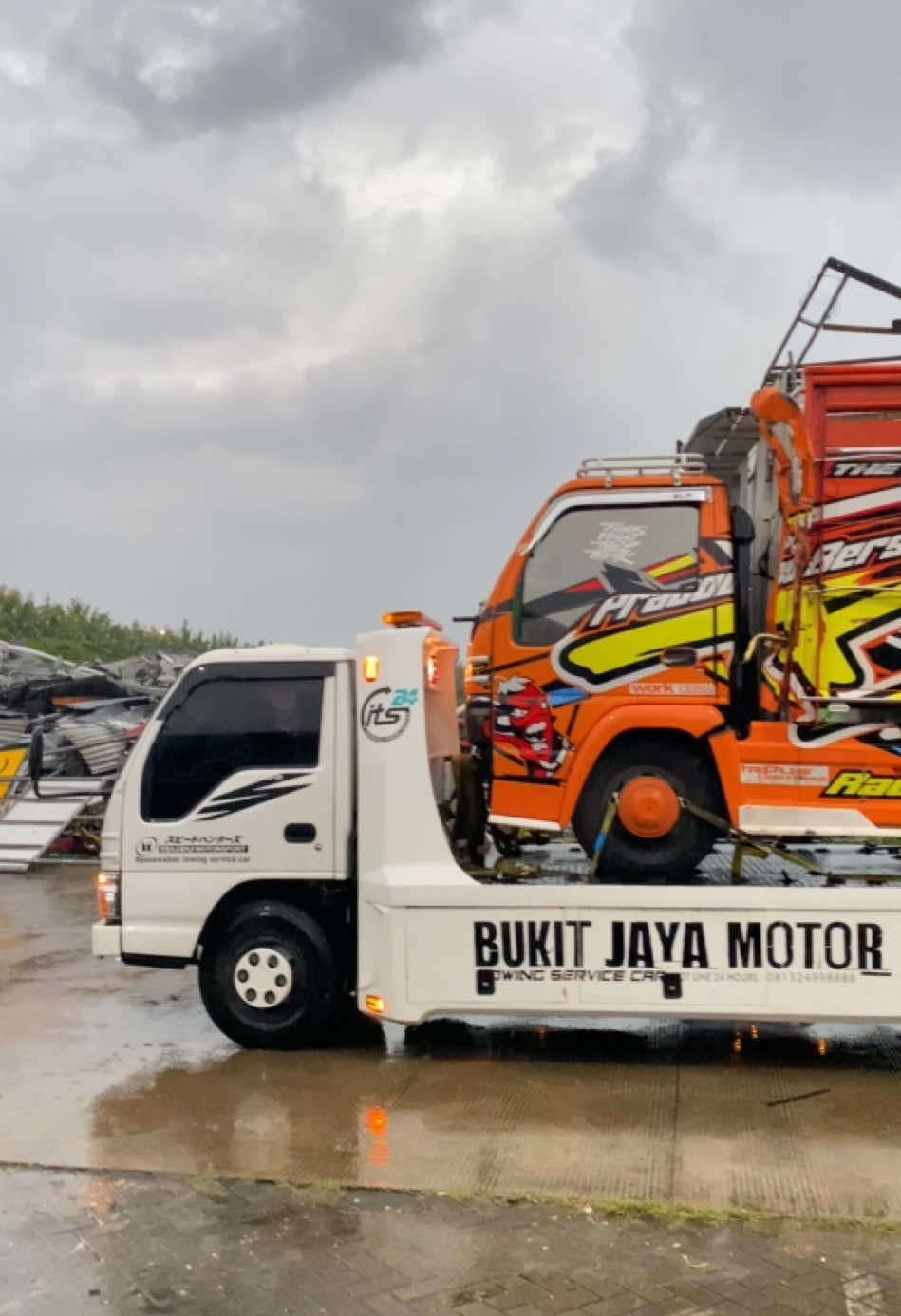 Alhamdullilah armada udah Terkondisikan  #fypシ #fypシ゚viral #truckindonesiacomunity #pbtc_transcabe #truckmboismalangraya #truckmaniaindonesia #cabeblitar🌶️🌶️ #galerytruckindonesia #komunitastruckmalang #trukminimalist_style 