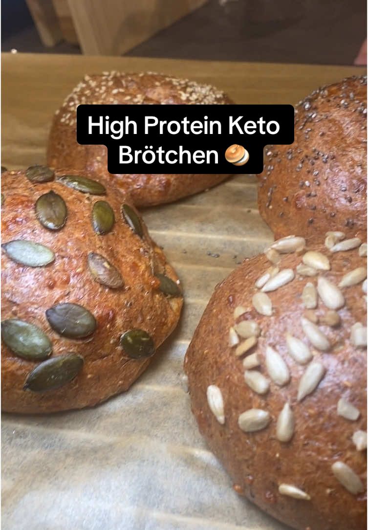 High Protein Brötchen ohne Mehl!!! Rezept von @Essen ohne Kohlenhydrate 😍 REZEPT: 250g Speisequark 2 Eier 30g Flohsamen 10g Chiasamen 10g Leinsamen 30g Streukäse 8g Backpulver  2g Salz  2g Sesam  ca 30 min bei 200°C Backen bis sie goldbraub sind  #rezept #brötchen #keto #ketorecipes #highprotein 