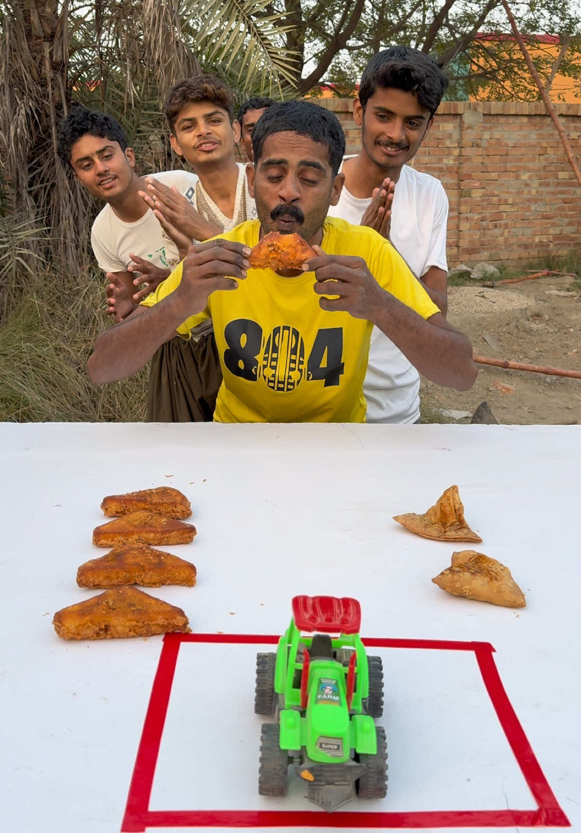 Sandwich eating Game #funny #eats #zingerburger #eating #sandwich #game 
