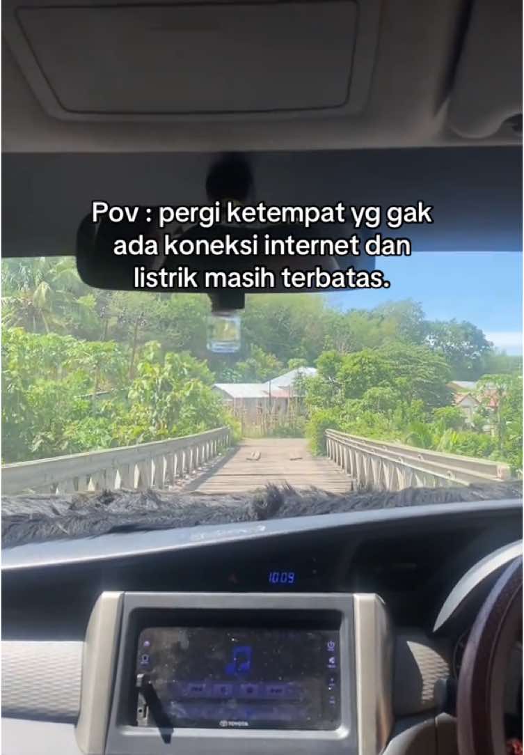 Sesekali kamu harus cobain menghilang sejenak dari hiruk pikuk kota tanpa internet, listrik dengan makanan seadanya but i'm happy merasakan damainya dunia (Allahumabariik😍🥰) . . . . . #fyp #foryou #foryoupage #ceritaame #kelanaame #nucamolas #ntt #jalanjalan 