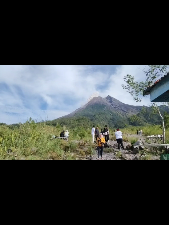 momen langka detik detik erupsi gunung merapi kearah barat 4 januari 2025 #erupsimerapi #wisatajogja #gunungmerapi 