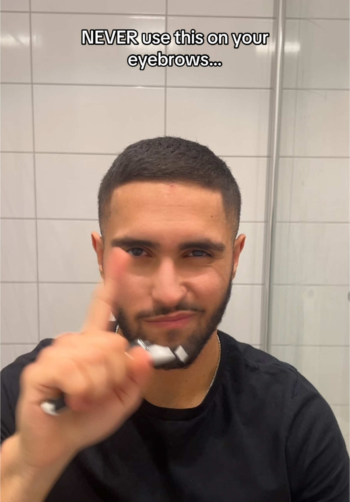 CLEAN UP YOUR EYEBROWS ‼️ #menseyebrows #eyebrowplucking #eyebrowshaping #mensgrooming #mensgroomingtips 